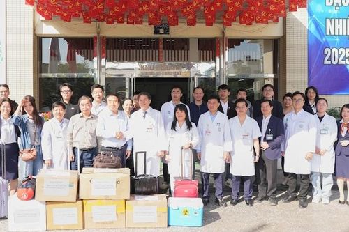 Bệnh viện Bạch Mai cử 30 chuyên gia chi viện y tế Đắk Lắk sau mưa lũ