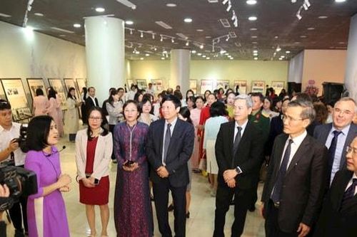 Triển lãm 'Hợp tác hữu nghị Việt Nam - Trung Quốc từ tài liệu lưu trữ'