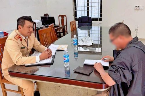 Hà Nội: Không nhường đường cho xe ưu tiên, tài xế bị trừ 4 điểm giấy phép lái xe