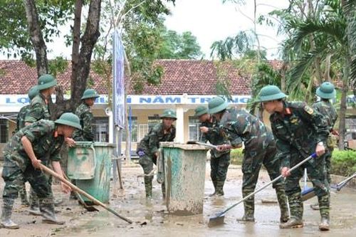 Bộ đội Quân khu 5 nỗ lực giúp học sinh vùng lũ sớm quay lại trường