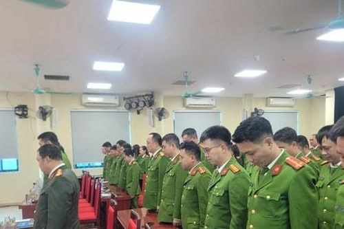 Công an phường Ba Đình ủng hộ đồng bào bị ảnh hưởng do bão lũ