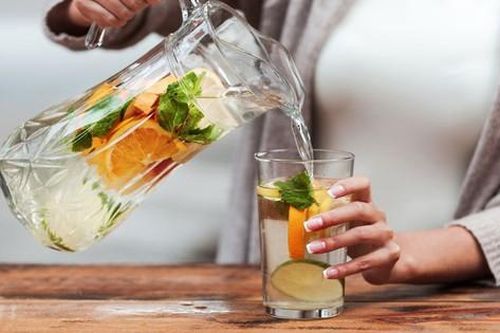 Uống đủ nước có tác dụng đào thải axit uric như thế nào?