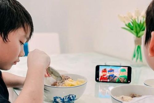Ép trẻ ăn làm rối loạn tiêu hóa và hành vi ăn uống