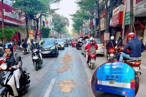 Hà Nội: Xử lý vết dầu loang dài gần 1 km trên đường Khâm Thiên trong giờ cao điểm