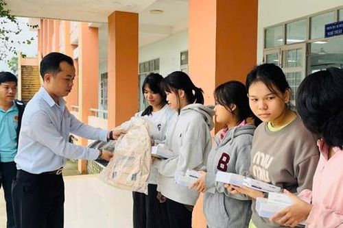 Vừa thoát cảnh cô lập, bệnh viện vùng lũ lập tức hướng về vùng thiên tai