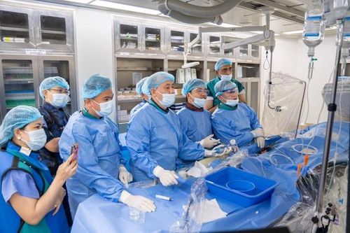 Bệnh viện Đa khoa Kiên Giang triển khai thành công bóng phá vôi cơ học LithiX HC trên bệnh nhân 95 tuổi – ca đầu tiên tại Đồng bằng sông Cửu Long