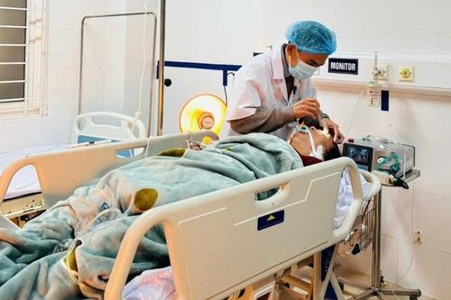 2 chị em nguy kịch vì đốt than sưởi ấm trong phòng kín