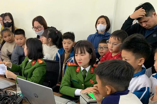 Cấp căn cước lưu động cho gần 600 học sinh xã Hoài Đức