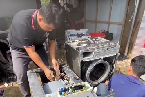 Nhóm 'thợ 0 đồng' cứu trăm tủ lạnh, máy giặt ở rốn lũ