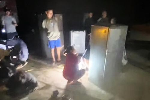 Miệt mài sửa trăm đồ điện miễn phí cho bà con rốn lũ đến khuya