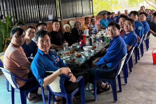 Bác sĩ TP.HCM góp tiền mua gạo, mời cơm người dân vùng lũ Đắk Lắk