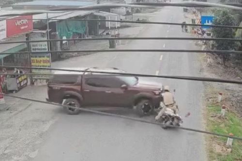 Tài xế điều khiển ôtô lao vào xe cảnh sát giao thông