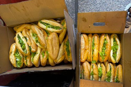Nhóm khách Nga làm gần 500 ổ bánh mì gửi bà con vùng lũ miền Trung