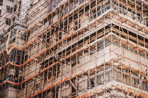 Cận cảnh giàn giáo bên ngoài tòa chung cư tại Hong Kong