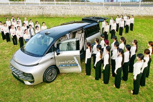 Nhét 42 người vào một xe, MPV Trung Quốc lập kỷ lục thế giới