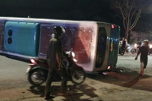 Hiện trường vụ lật xe chở công nhân ở Tây Ninh khiến nhiều người bị thương