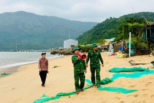 Bộ đội Biên phòng Vũng Rô tuyên truyền, vận động nhân dân phòng tránh bão số 15