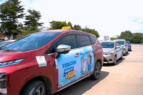 Khi taxi và mạng xã hội thành 'đất sống' cho quảng cáo cá độ