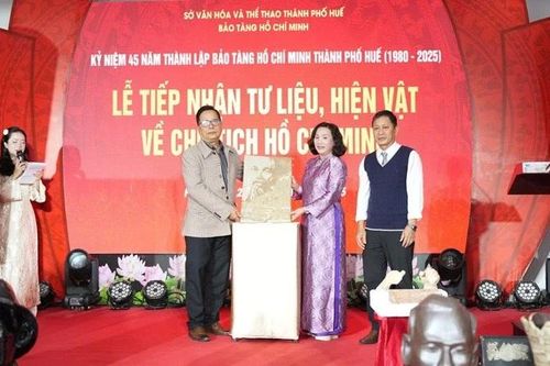Các nhân chứng, tác giả hiến tặng hiện vật cho Bảo tàng Hồ Chí Minh thành phố Huế