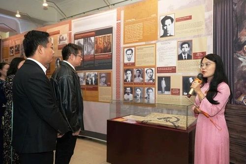 Triển lãm 'Đường Cách mạng - đồng chí Hồ Chí Minh tại Trung Quốc'