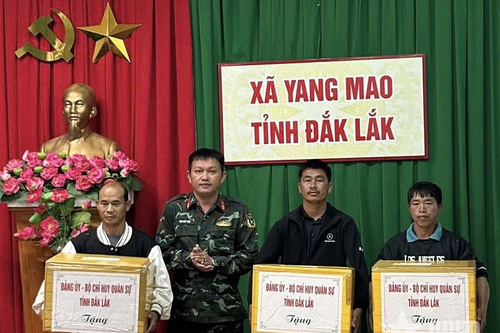 Bộ CHQS tỉnh Đắk Lắk hỗ trợ 6 hộ dân có nhà bị lũ cuốn
