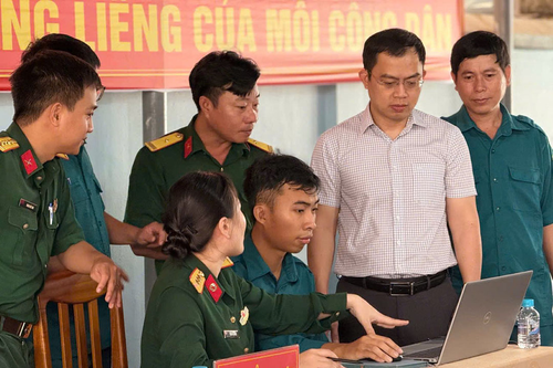 Thanh niên tỉnh Đồng Nai hăng hái viết đơn tình nguyện nhập ngũ