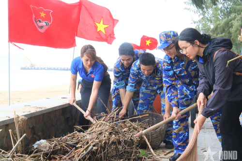 Tuổi trẻ Học viện Hải quân xung kích làm sạch môi trường biển sau lũ