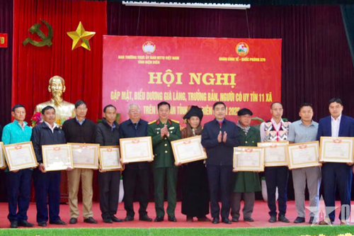 Điện Biên: Khám bệnh, cấp thuốc miễn phí và trao 90 suất quà tặng già làng, trưởng bản