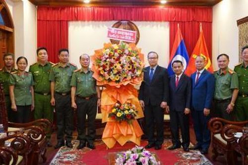 Lãnh đạo Công an TP Đà Nẵng chúc mừng Tổng Lãnh sự quán Lào nhân kỷ niệm 50 năm Quốc khánh nước CHDCND Lào