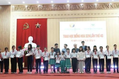 Trao 170 suất học bổng cho học sinh có hoàn cảnh khó khăn