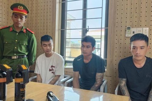 Bắt 3 'đầu gấu'