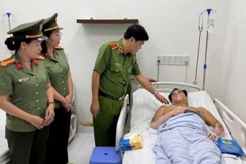 Công an TPHCM thăm hỏi cán bộ bị thương khi làm nhiệm vụ cứu trợ tại Đắk Lắk