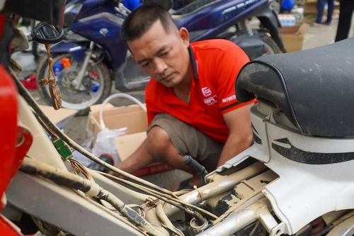 Sửa xe máy miễn phí, ấm lòng người dân sau lũ