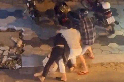 Nhóm người vây đánh 2 nam thanh niên trong đêm