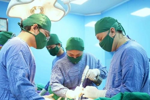 Hoại tử vô khuẩn chỏm xương đùi gây mất chức năng khớp háng đang trẻ hóa