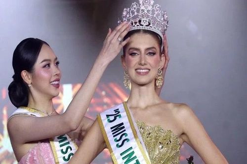 Thanh Thủy trao vương miện Miss International 2025 cho đại diện Colombia