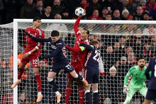 Van Dijk 'chơi bóng rổ', Liverpool thảm bại ở Champions League