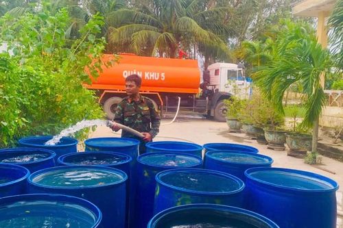 Bộ đội cấp nước sạch, đưa nhu yếu phẩm đến người dân vùng lũ