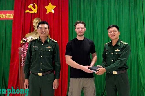 Thượng úy Biên phòng nhặt được của rơi, trả lại cho du khách nước ngoài