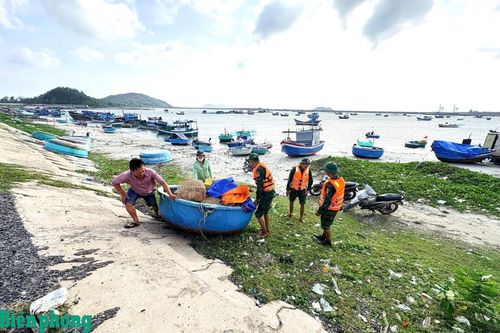 Bão số 15 di chuyển khó lường, BĐBP duy trì hơn 2.700 cán bộ, chiến sĩ sẵn sàng ứng phó