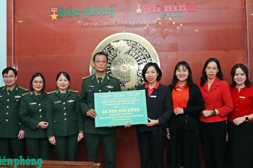 Báo Biên phòng tiếp nhận kinh phí hỗ trợ học sinh vùng lũ thành phố Huế