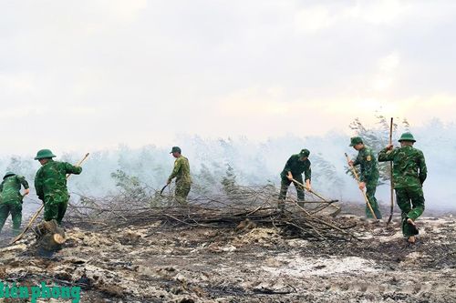 Cán bộ, chiến sĩ Đồn Biên phòng Cửa Tùng tham gia chữa cháy rừng