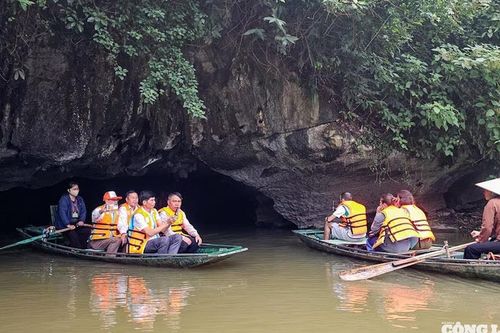 Hành trình vào 'Động Tiên' giữa núi rừng Thung Nham