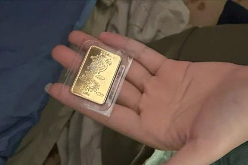 Tình nguyện viên bất ngờ phát hiện 5 chỉ vàng trong túi quần áo cứu trợ