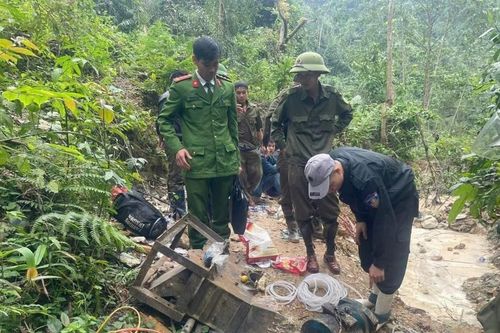 Lợi dụng đêm tối, nhóm đối tượng mang máy móc vào rừng khai thác vàng trái phép