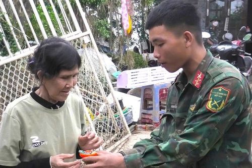 Tiểu đội trưởng tìm thấy vàng, tiền của dân bị mất sau mưa lũ
