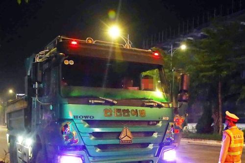 CSGT Hà Nội ra quân xuyên đêm, xe quá tải đồng loạt 'án binh bất động'