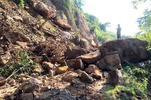 Hơn 10.000m³ đất đá sạt xuống đường, người dân Sơn La gặp khó