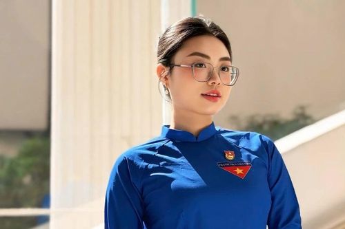 Nữ sinh Việt 8.0 IELTS phát biểu tại Lễ kỷ niệm 50 năm Quốc khánh Lào