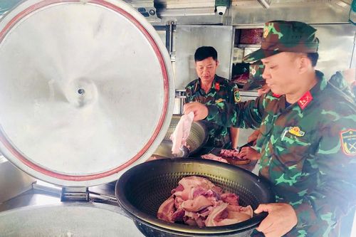 Bếp lửa không tắt giữa vùng tâm lũ, người dân Đắk Lắk nghẹn ngào nhận cơm nóng